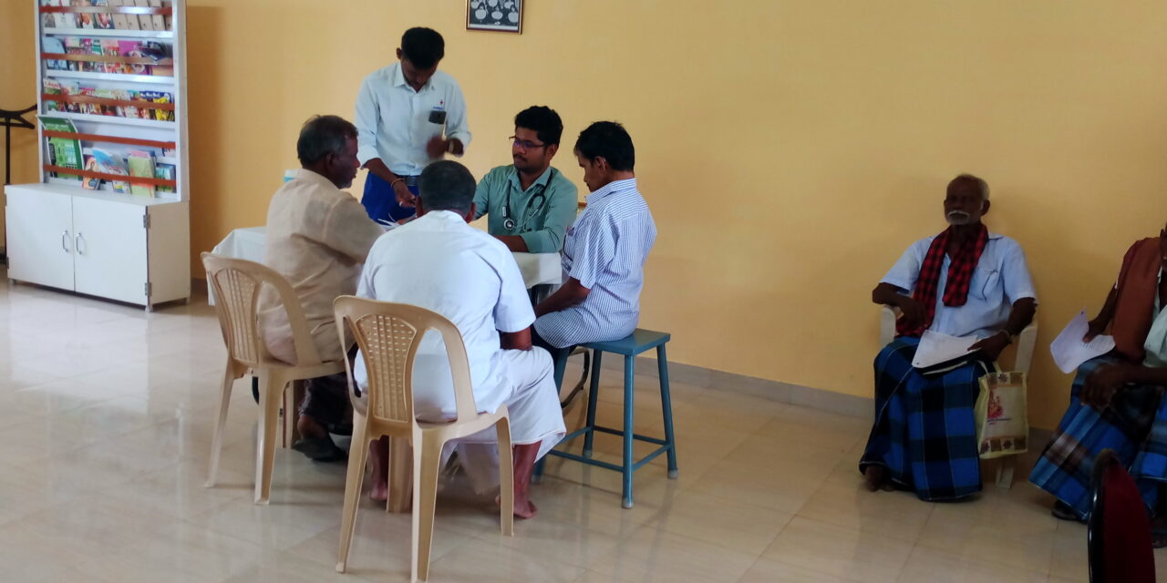 Visite mediche gratuite per gli abitanti del villaggio.